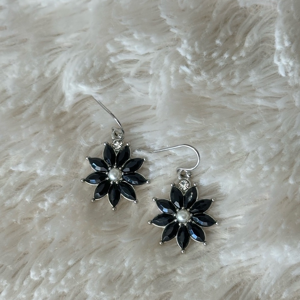 Elegant Black and Silver Floral Necklace and Earring Set - Picture 3 of 5